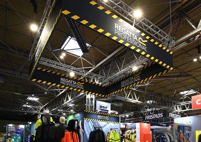 Hanging banner rigging on exhibition stand
