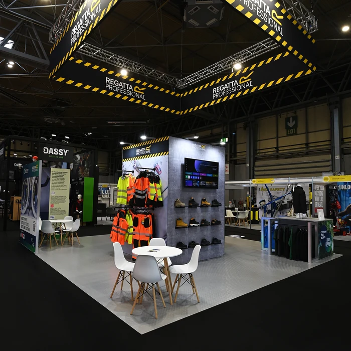 modular-exhibition-with-custom-displays-and-hanging-banner