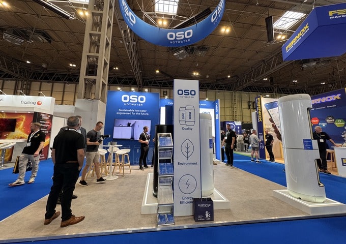 hanging-banner-on-a-Modular-exhibition-stand-at-InstallerSHOW